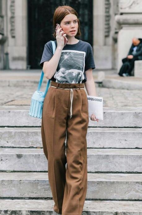 工装裤搭配宽松版t恤穿搭,今年最流行工装裤外套穿搭