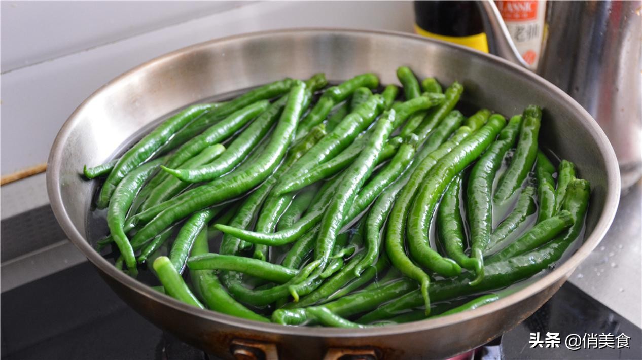 腌辣椒有诀窍，不用油，简单一揉，脆嫩开胃，24小时后就可以吃