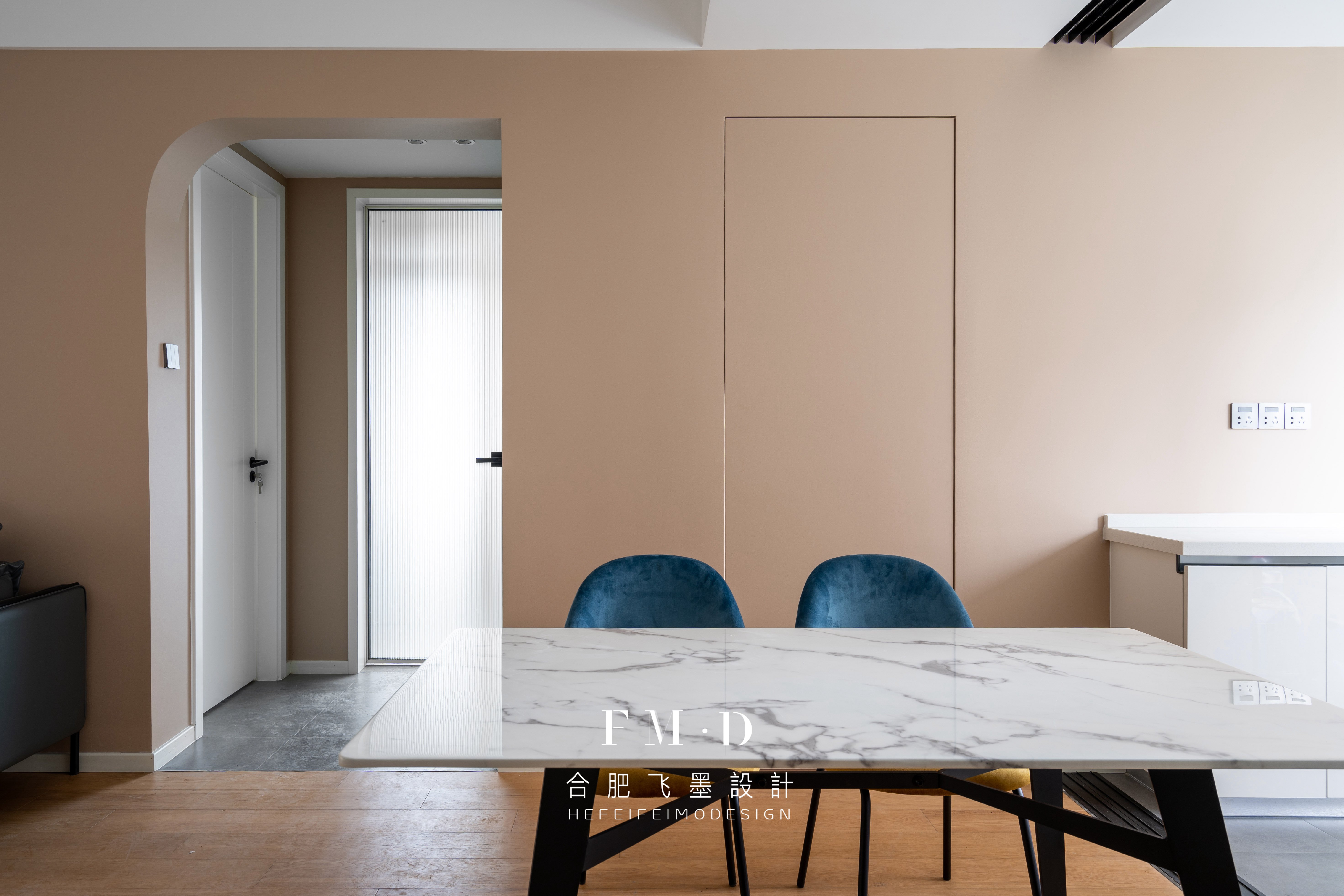 门洞不装门，这个细节要做到位：包一圈门套保护墙面，效果好看