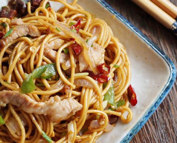 炒面怎么和面又筋道又好吃,饭店大厨教你炒面正确做法