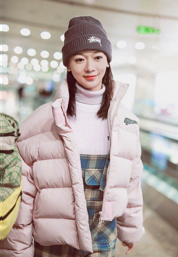 吴谨言橙色包,吴谨言短款卫衣搭配