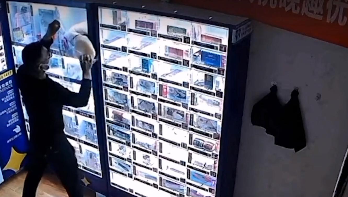 男子凌晨偷硅胶,男子偷充气玩具在店里