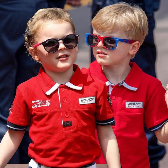 4岁摩纳哥龙凤胎开学,呆萌似洋娃娃,61岁国王父亲欣慰不已
