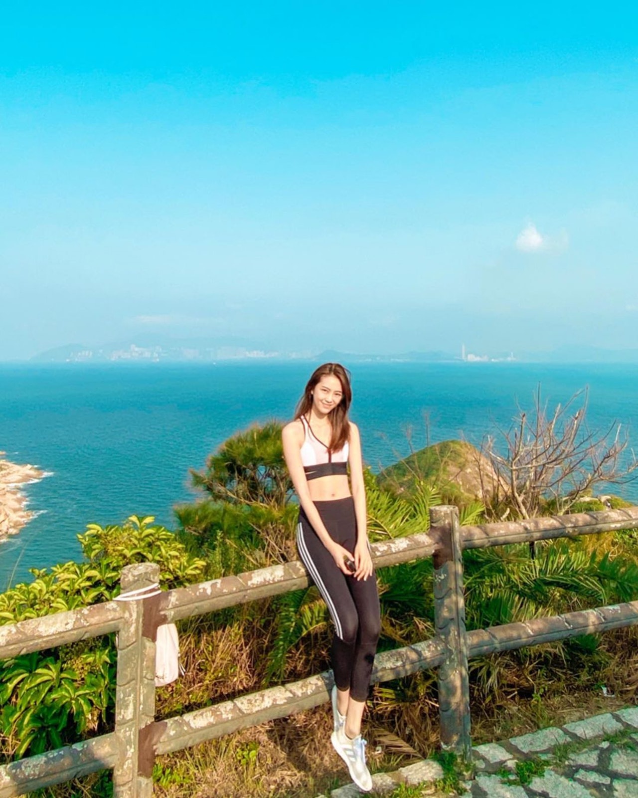 杨咏彤照片,落选港姐杨咏桐爬山照