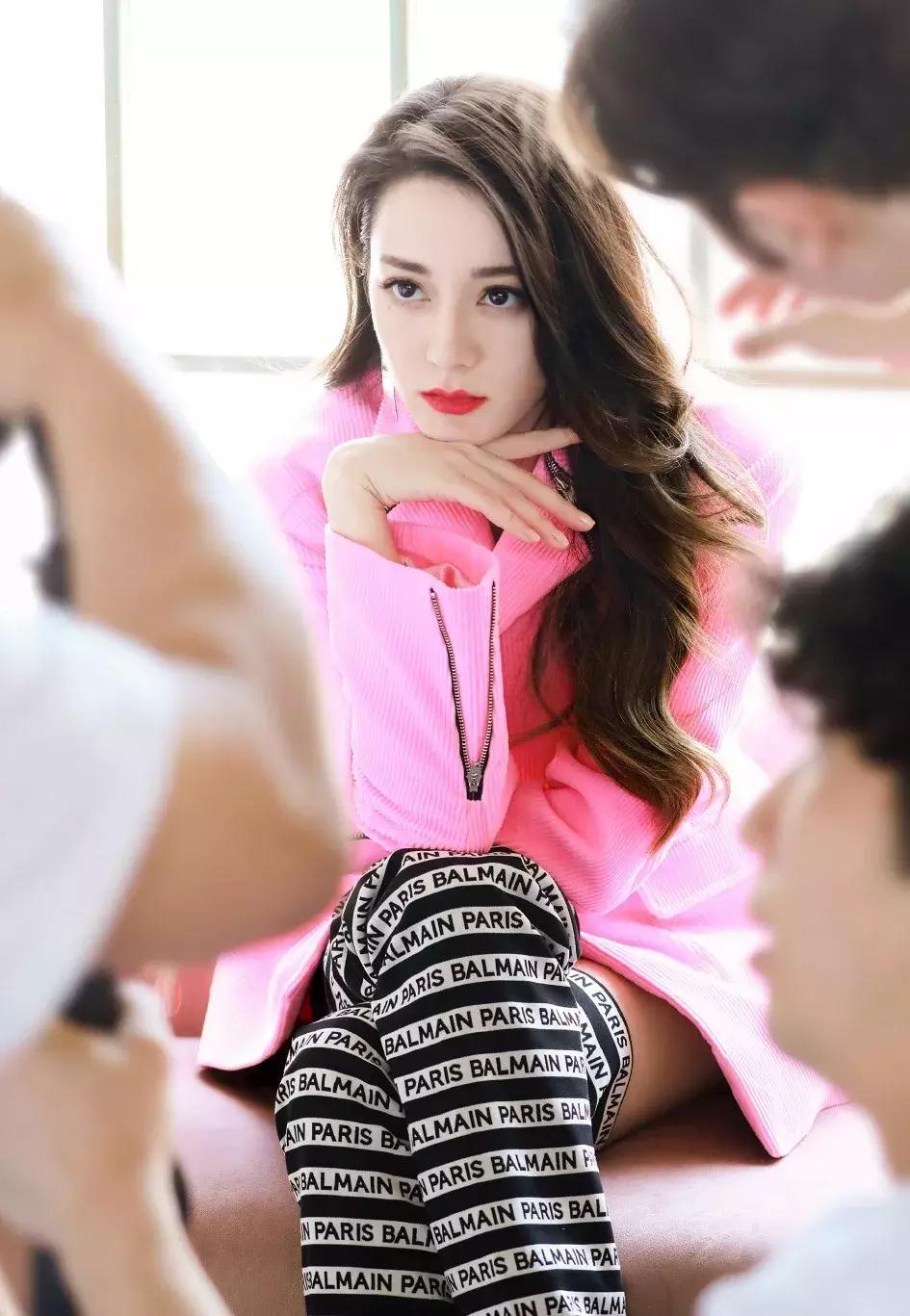 热巴当众撕衣服热舞,谁受得了