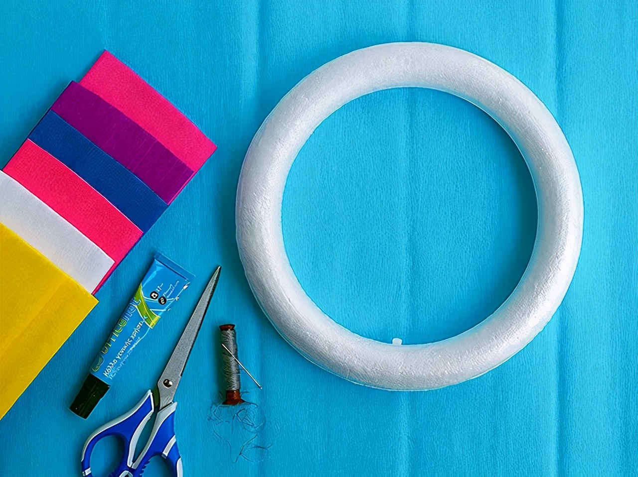 用手工纸做出来的花型装饰,软皱纹纸手工花