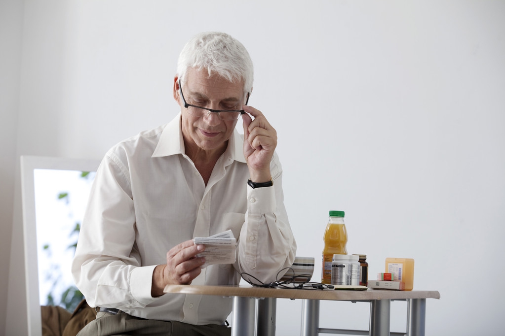 「十堰」老人囤药“上瘾”咋办?医生:误服过期药物会危害健康