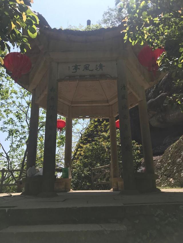 典型的丹霞地貌有碧水丹山之美誉,俯瞰丹霞地貌鬼斧神工令人惊叹