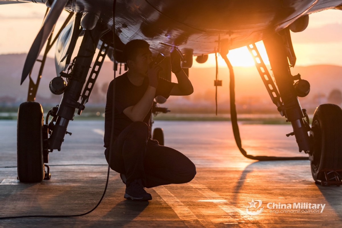 中国特级飞行员飞行时长不长,中国飞行员一年能飞多少个小时