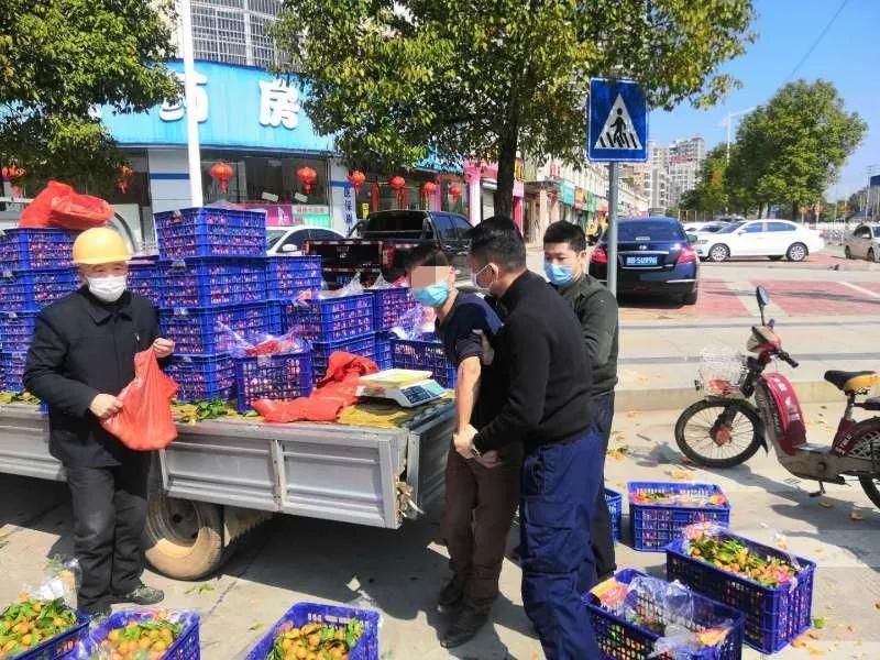 赣州一大老板返乡被警察当街带走，原来是他竟是名网逃