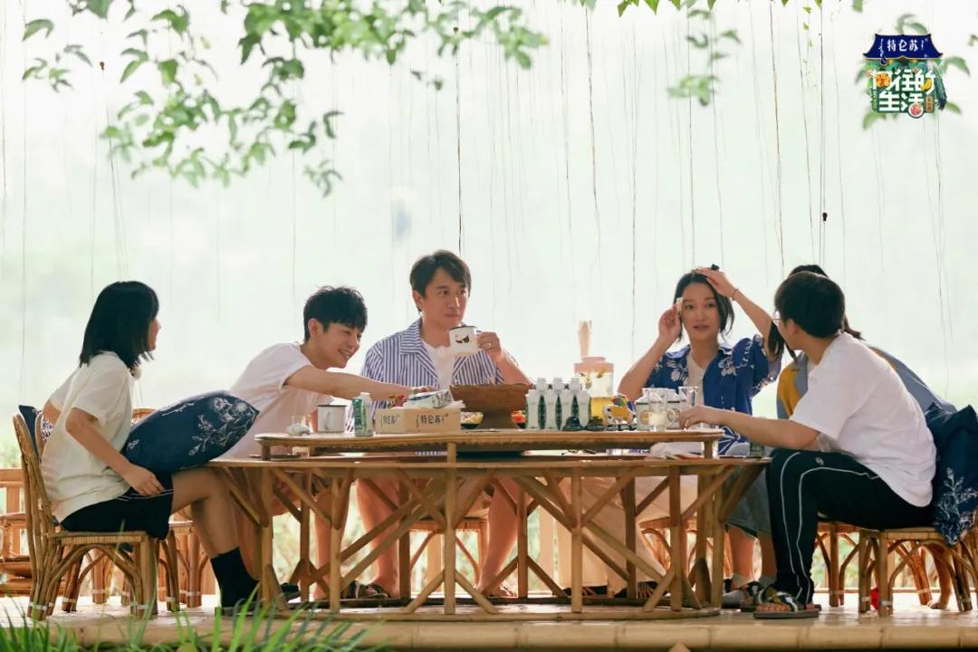 蔡徐坤成纪梵希彩妆代言人，《少年的你》成金像奖最大赢家…