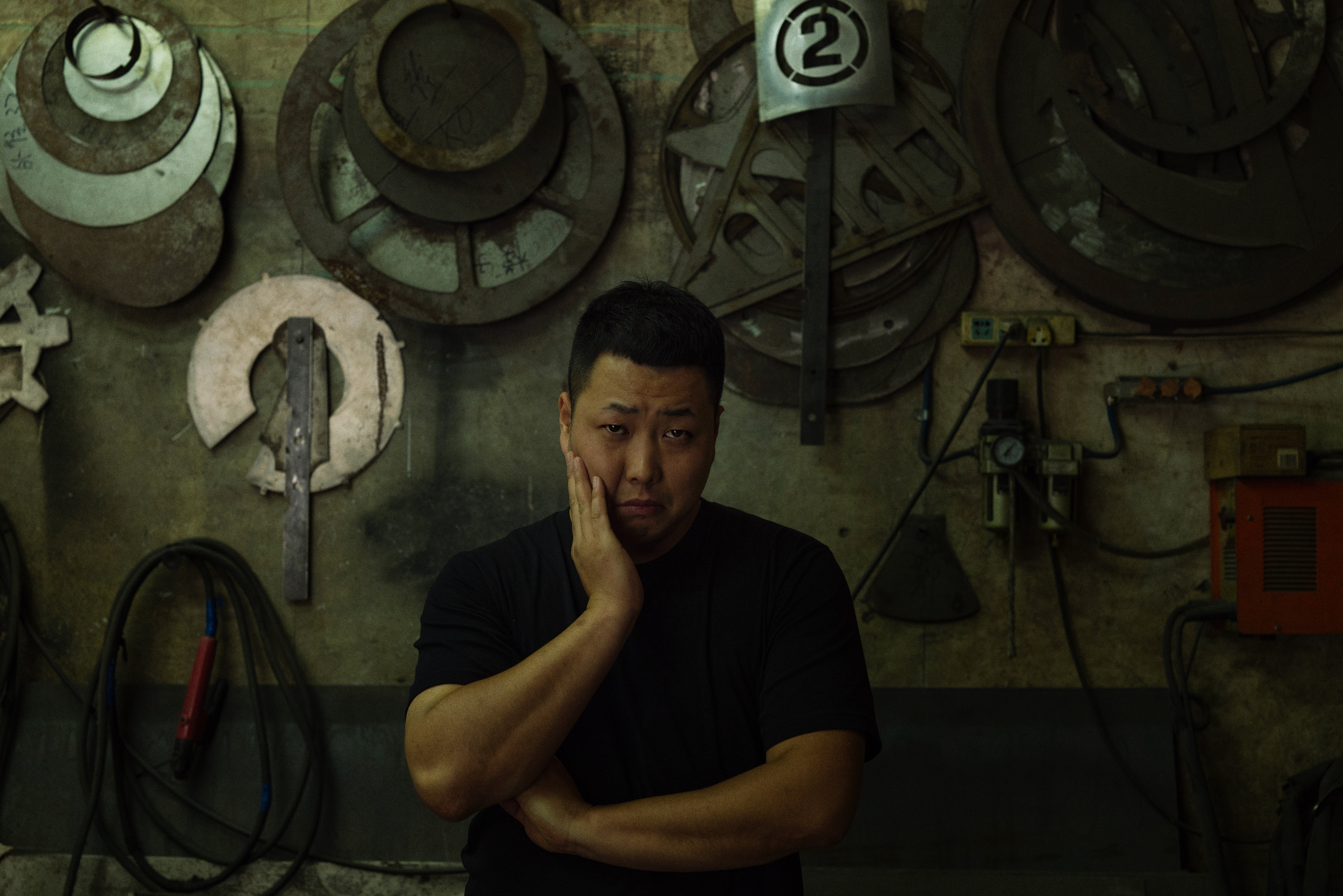 这个农村快递员登上《时尚先生》杂志,被称作“东北观察家”