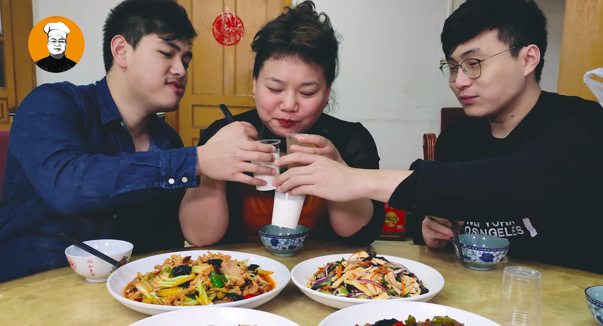 炒花菜时切记不要焯水或直接炒,炒花菜用焯水还是直接炒好吃