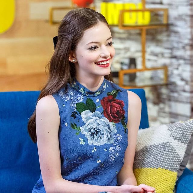 小仙女麦肯吉·弗依从小美到大,明眸皓齿,穿香奈儿礼服很贵气