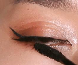 眼妆画完一会就脏掉了,眼妆一画就显得凶