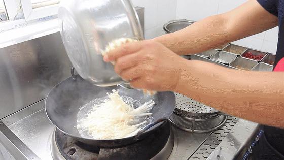 可以储存的红油金针菇做法,红油金针菇和香辣金针菇区别