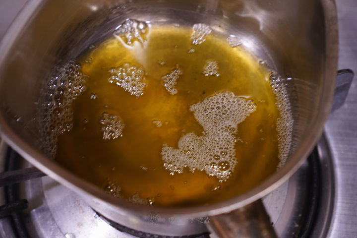 煎牛排爆油怎么办,煎牛排放黑胡椒容易糊吗