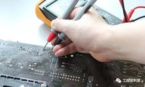 怎么用万用表测220v的电流,万用表测量电流多少安培怎么测