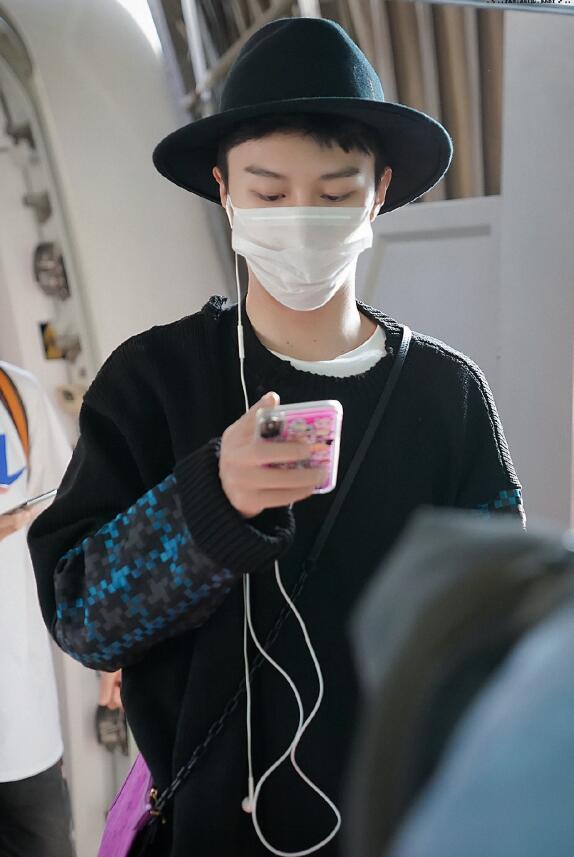 入秋之后担心自己脑门冷？那不如学学明星们戴潮帽，又酷又有范