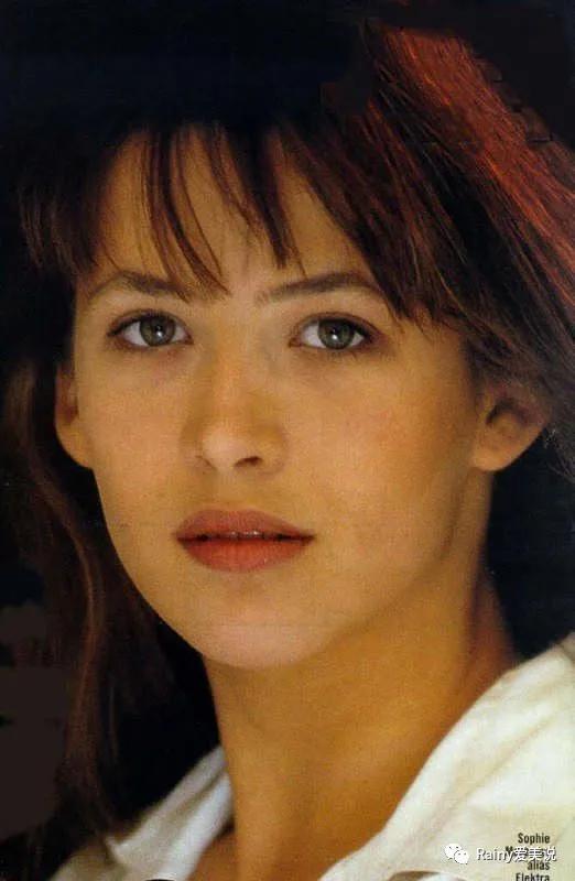 牙缝大、脸盘方,这位“法兰西玫瑰”是怎么美出了自己的特色?