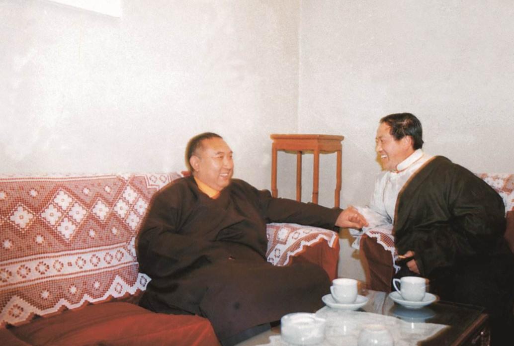 十世班禅活佛,40岁娶19岁开国上将外孙女,育有一女现在怎样