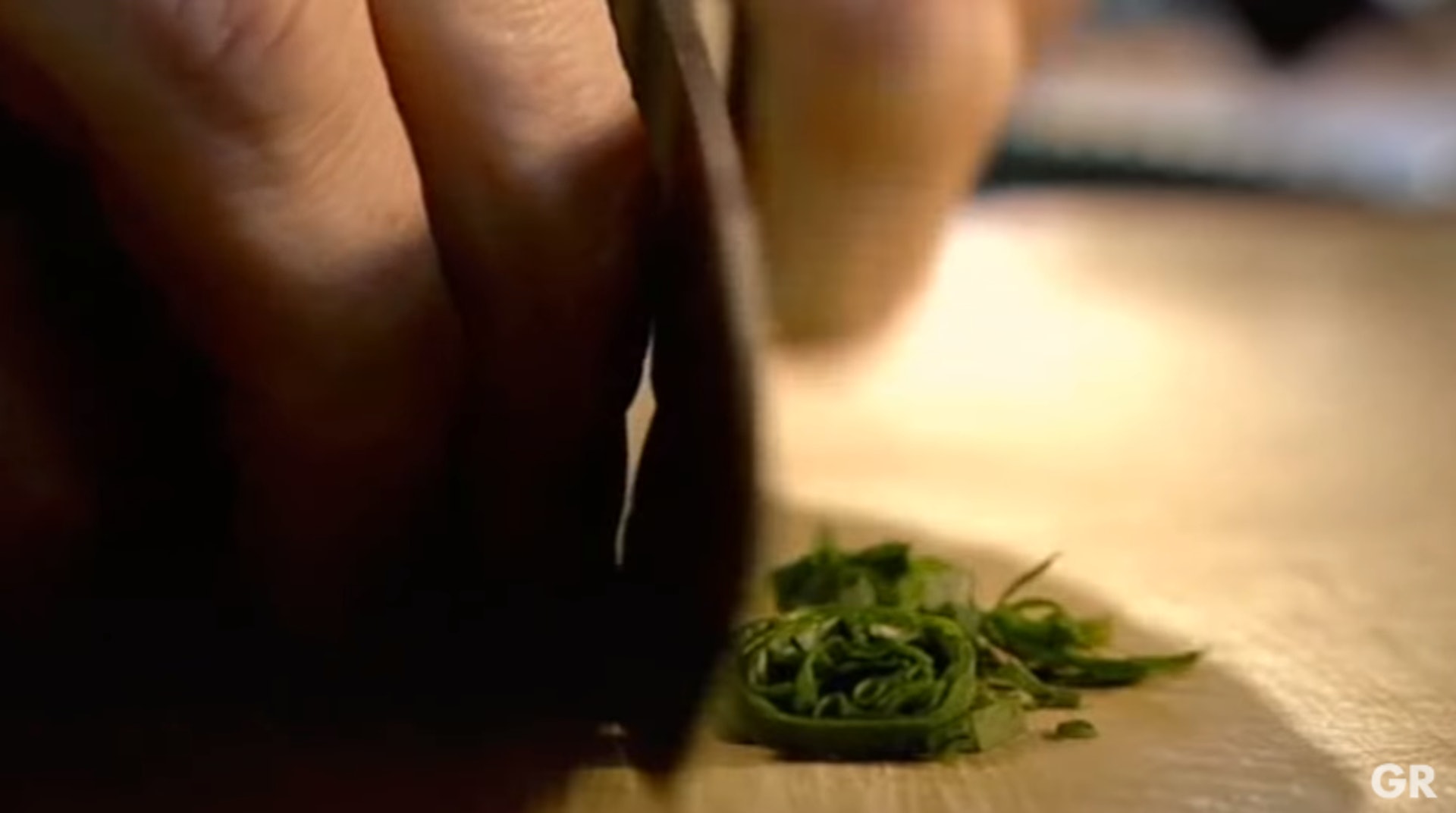 戈登拉姆齐厨艺技巧,戈登拉姆齐香草脆壳羊排