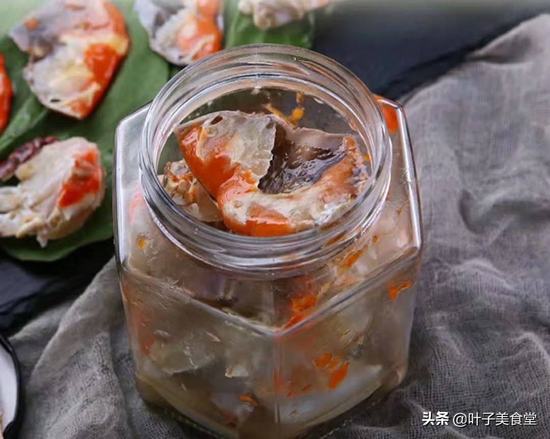 婆婆将活螃蟹塞进玻璃罐，不加一滴水，一周后拿出来，全家人点赞