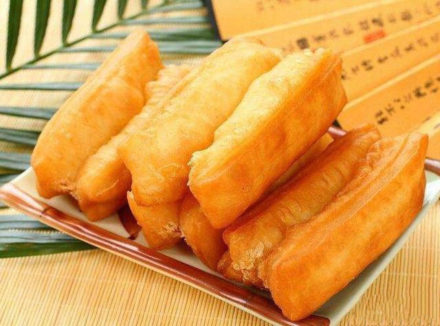 用普通面粉炸油条的做法家庭版,1碗面粉1个鸡蛋教你炸健康油条