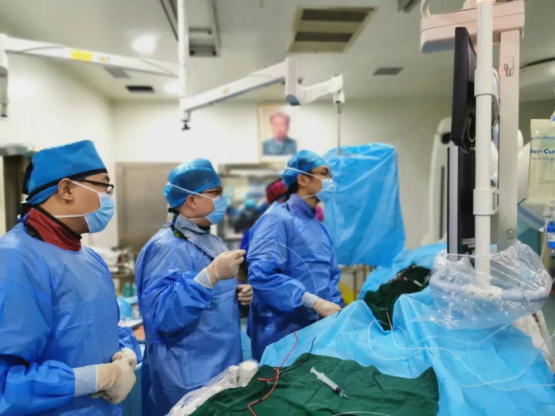 92岁老人多病缠身又遇高热腹痛,大人高热不退怎么处理治疗