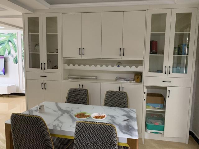 朋友来我家看看装修风格说说,精装房背景墙太丑了怎么办