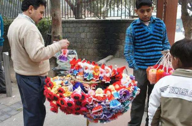 印度女人在边境摆摊,印度边境美女摆摊