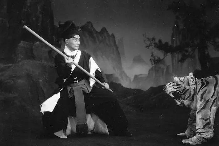 汉服那么好看为什么还穿现代装,汉服好看但是不能穿