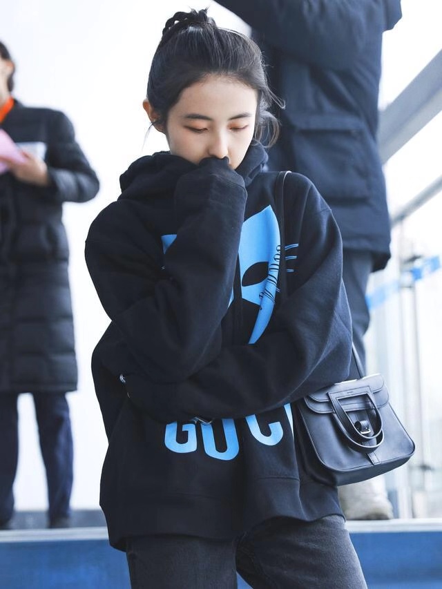 张子枫终于找对了穿衣风格,张子枫到底有多少钱