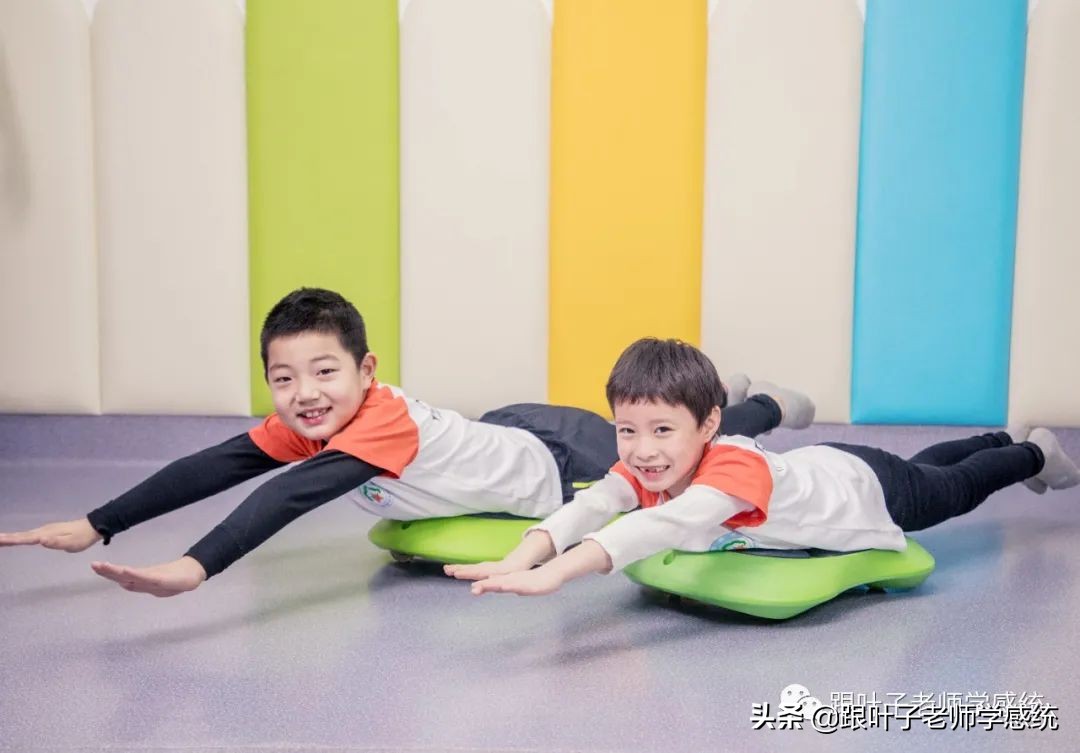 孩子站不直坐不正？跟这里发展不足有关，多玩这些游戏帮助改善