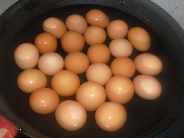 水煮蛋蛋黄表面发黑有毒吗,水煮蛋蛋黄表面发黑是什么原因