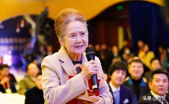 暖春齐如意参加爷爷葬礼,暖春奶奶和小花哭了