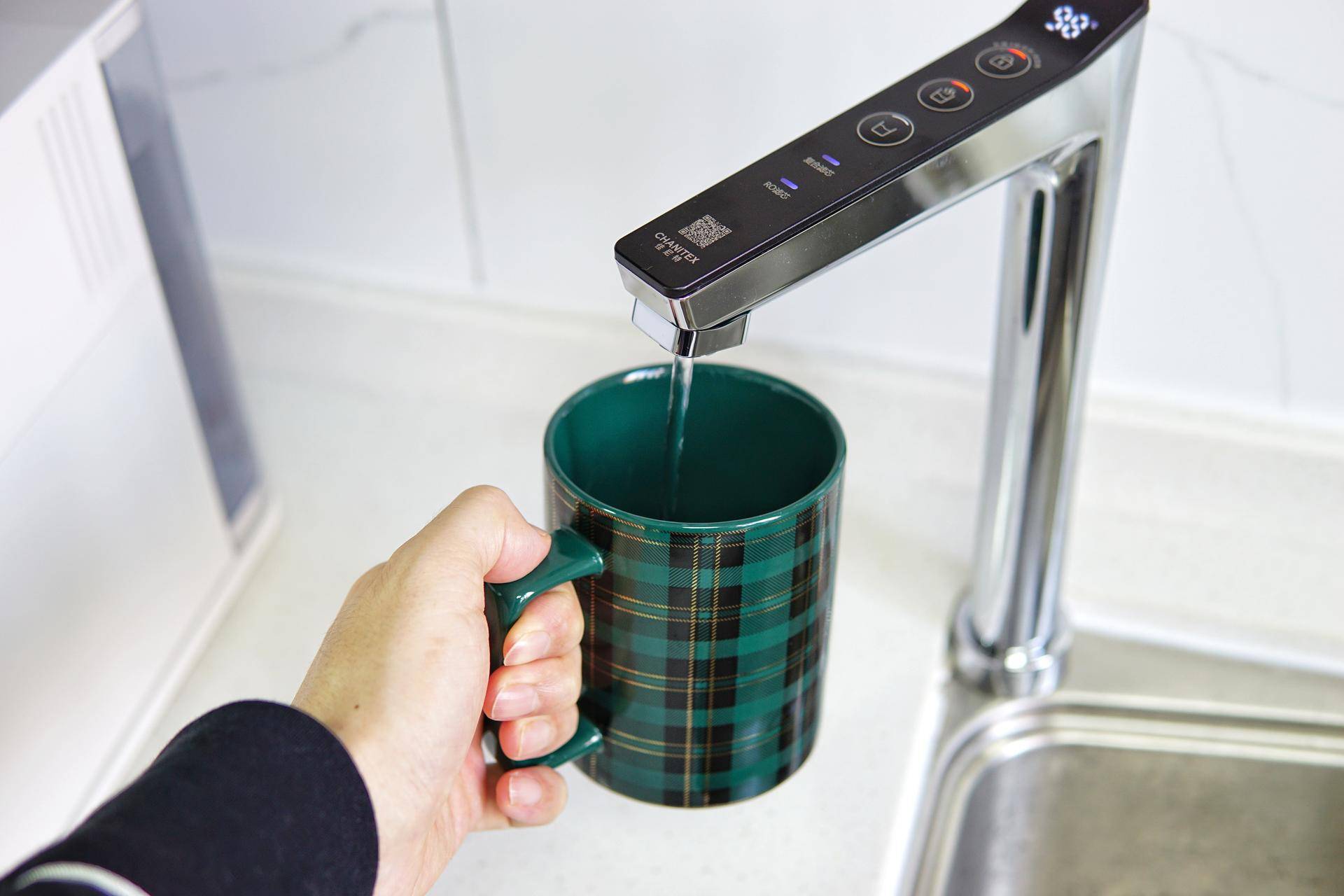 房价那么贵一点也不能浪费,台面净热一体净水机测评