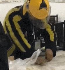 贵州美团小哥帮送酒打翻客户要5倍赔偿,我国易碎运输行业的辛酸