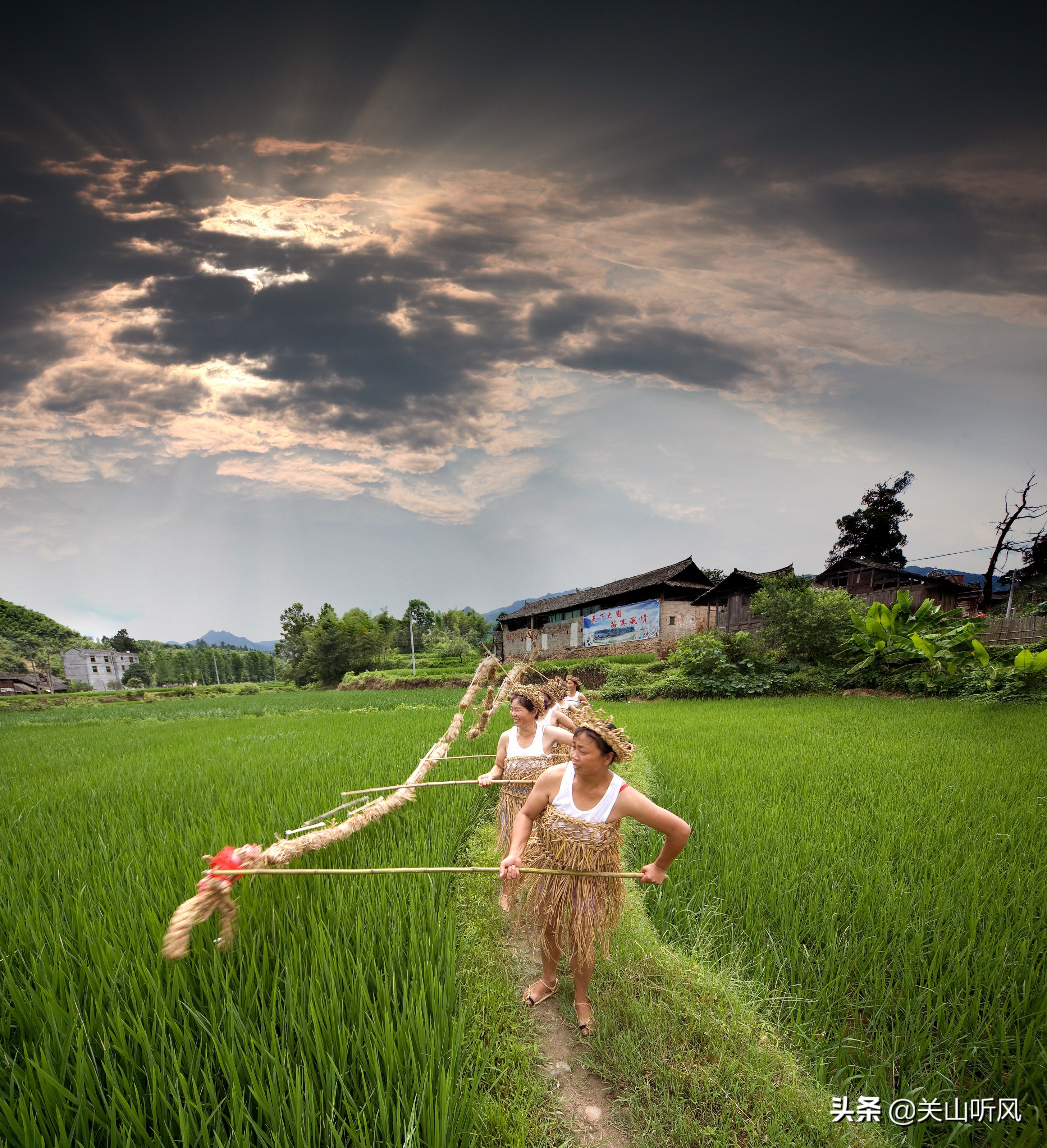 湘西苗家金龙过年打糍粑,地方风俗文化传承打糍粑