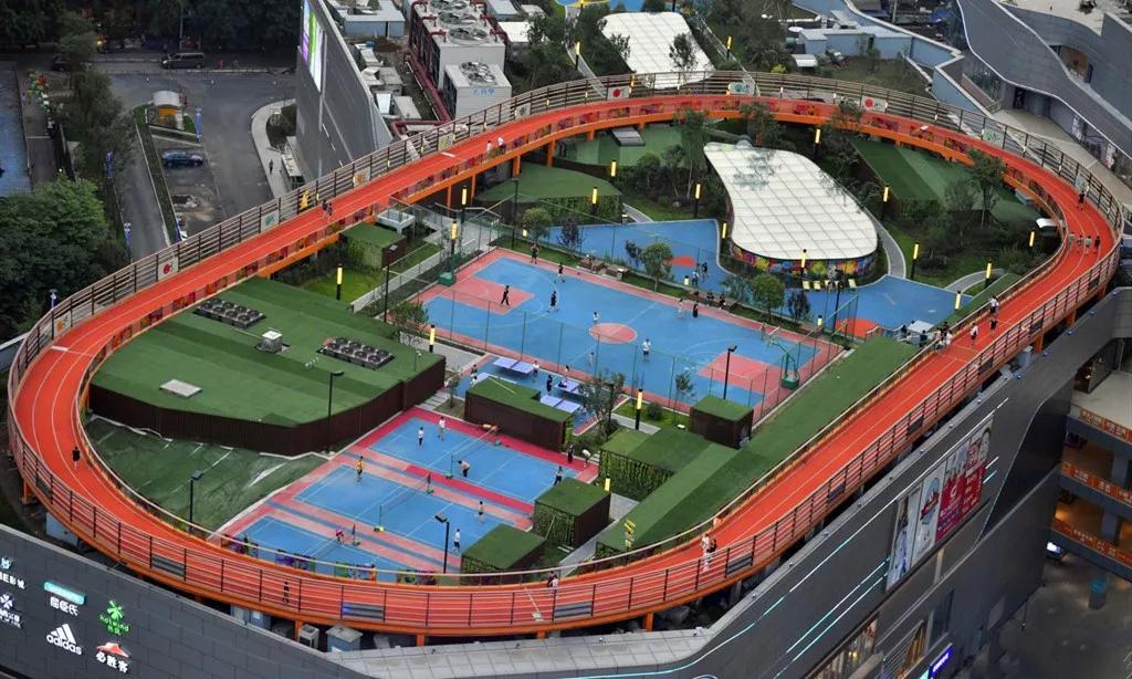 购物中心跑步,在购物广场里跑酷