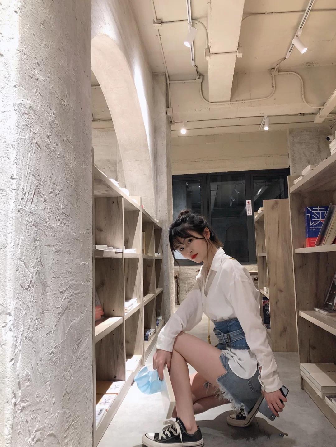 46岁曾黎曼妙身姿,曾黎一字肩鱼尾裙