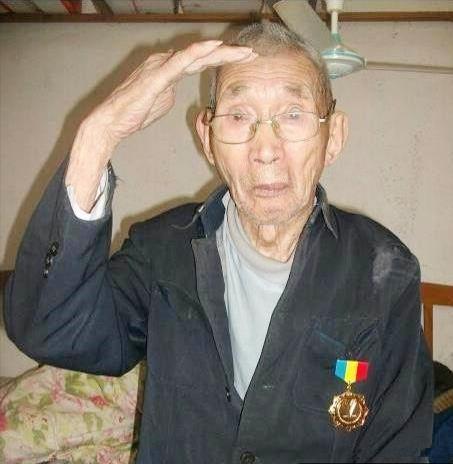 9旬老人跳河救人,九旬老人凌晨落水