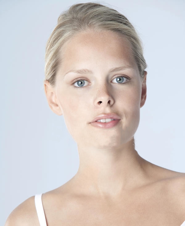 涂口红要先涂唇线吗,涂口红前涂什么样的润唇膏