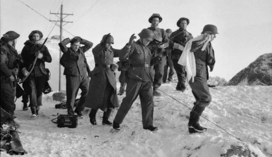 弯弓搭箭射纳粹：与英国首相同名的超级战士堪称二战中的最强者