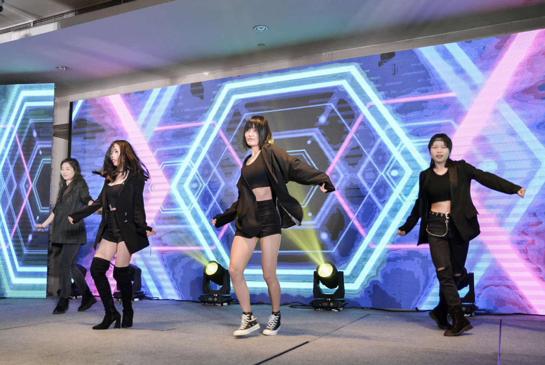 超越蝶变拜年视频,超越蝶变升华主持稿