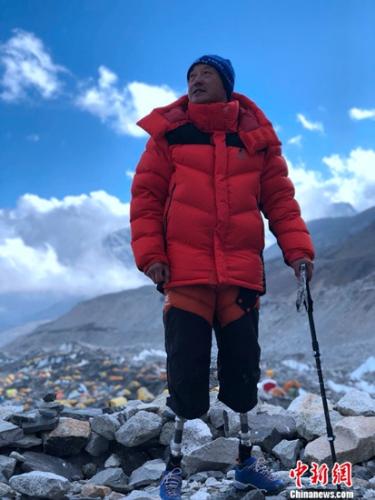 挑战不可能双腿截肢老人攀登珠峰,双腿截肢69岁登上珠峰