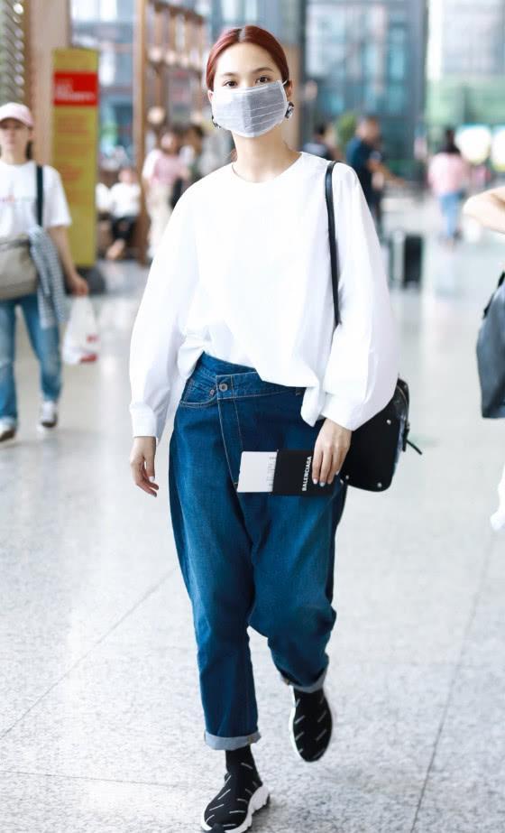 杨丞琳穿牛仔裤的视频,杨丞琳穿红鞋拼色牛仔裤