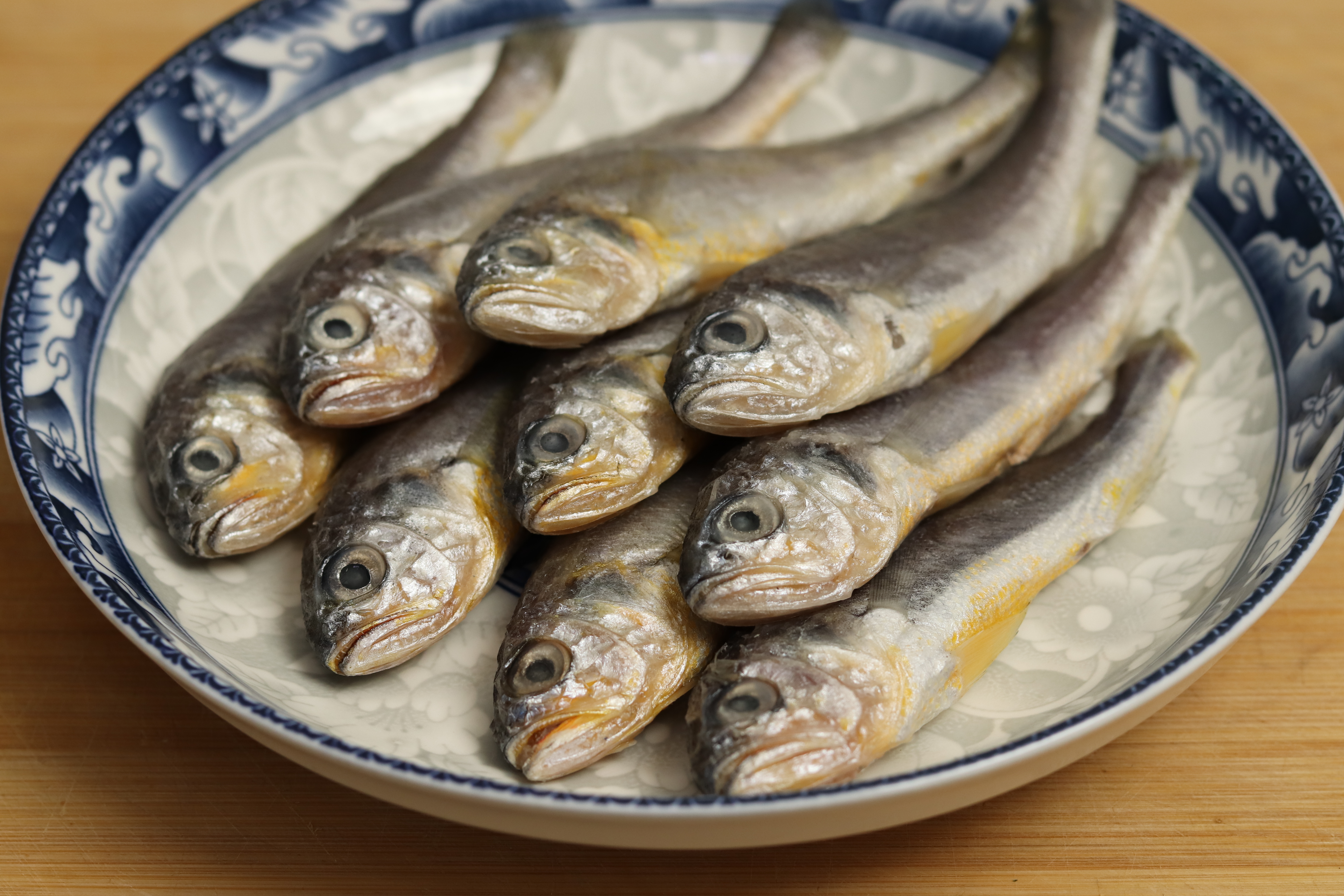 炸鱼时，用淀粉还面粉？差别挺大，大厨教你正确的做法，外酥里嫩