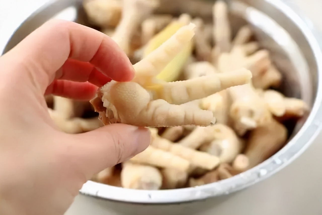 工作难找，摆摊卖柠檬泡椒凤爪能赚钱吗？