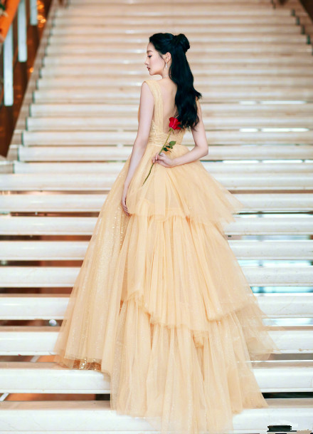 关晓彤鹅黄色抹胸纱裙仙女范十足,关晓彤红毯贝儿